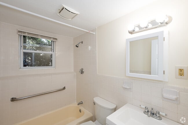 2 habitaciones, 1 baño - 757 pies cuadrados - Baño - Quarry Stone Apartments