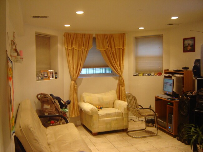 Foto del edificio - 2545 N Drake Ave