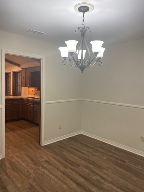 Building Photo - 905 Towne Lake Dr