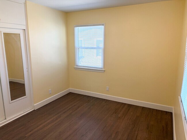 Foto del edificio - Spacious 3-Bedroom Home with Bonus Room, Bright Sunroom & Large Backyard