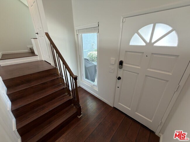 Foto del edificio - 9915 Variel Ave