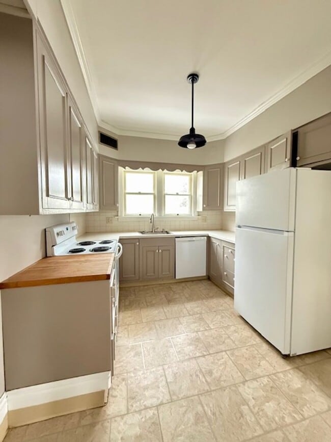 Foto del edificio - ASHLAND - Charming + Spacious 3 Bedroom, 1/2 Bath Home