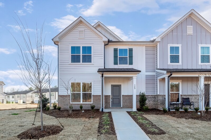 Foto principal - 320 Abbots Ml Dr