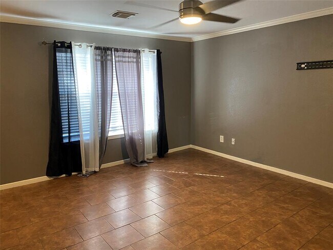 Building Photo - 10007 Emerald Oaks Dr