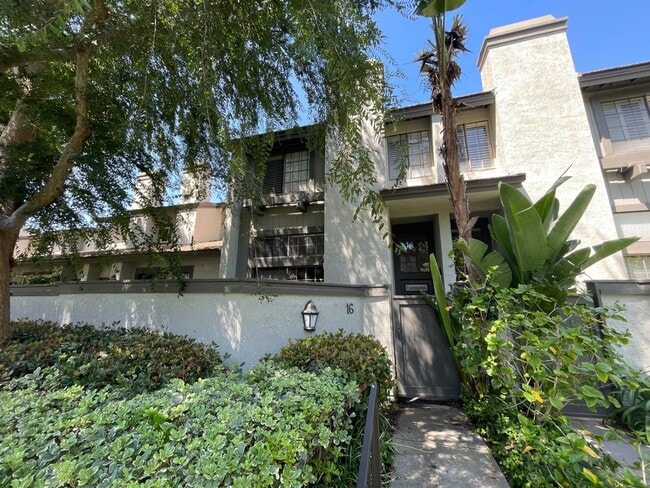 Foto del edificio - Highly Sought After Location in Turtle Roc...