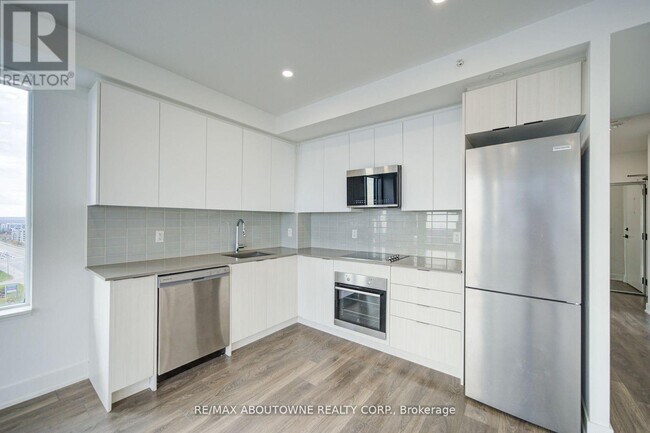 Photo du bâtiment - 2489 Taunton Rd