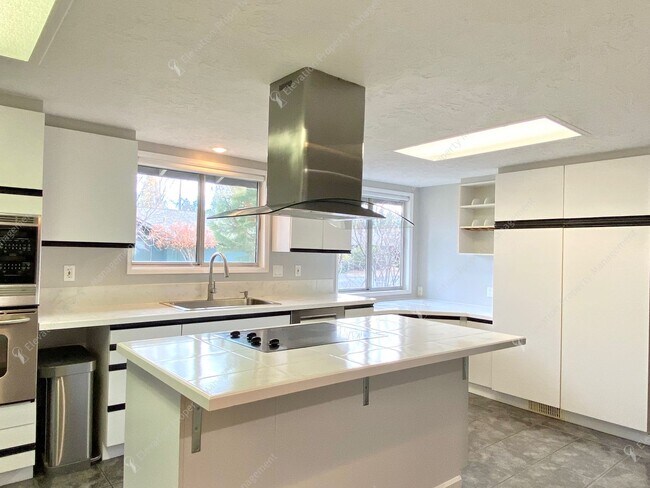 Foto del edificio - Mid-Century Modern Courtyard Gem in the Old Farm District