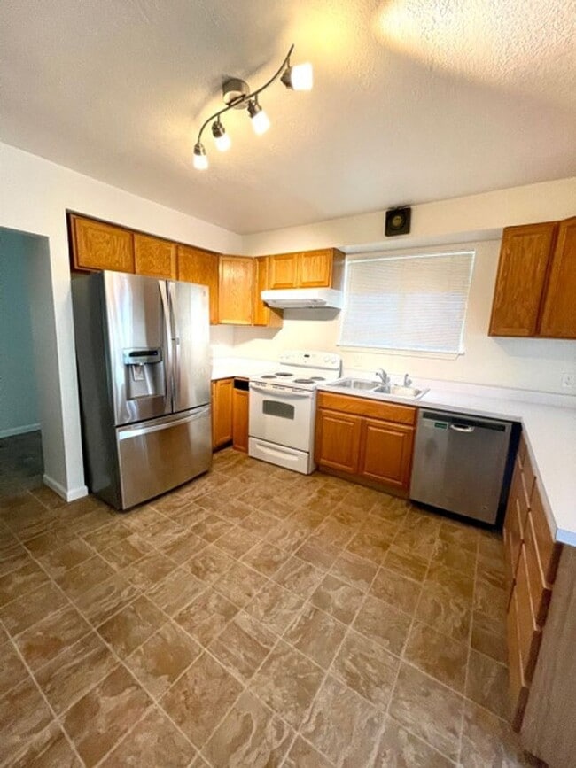 Building Photo - 3BD/ 2BA + office in South Delridge!