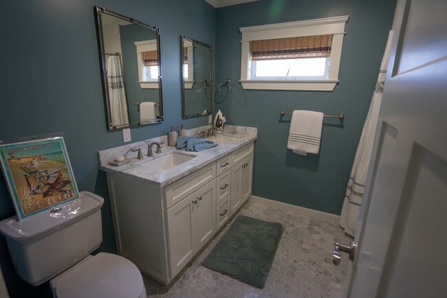 Double Vanity and full bathtub - 1420 Bonnie Brae St