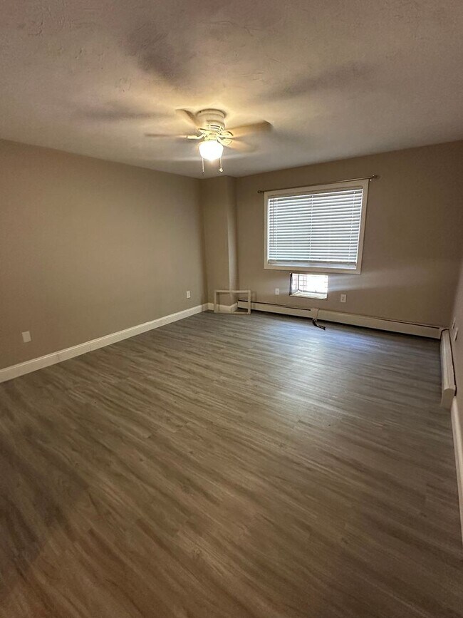 Building Photo - Spacious 1 Bed/ 1 Bath in Cranston!