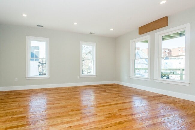 Building Photo - 220 Ashmont St