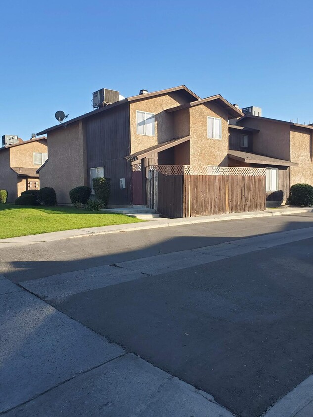 Primary Photo - 7921 S Laurelglen Blvd