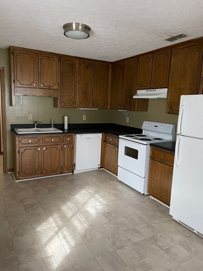 Building Photo - 2 bed 1 bath duplex on Barber St.