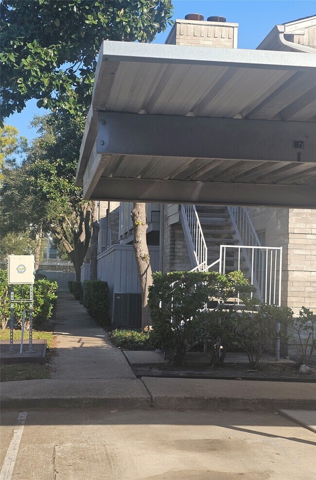 Building Photo - 10689 Braes Bend Dr