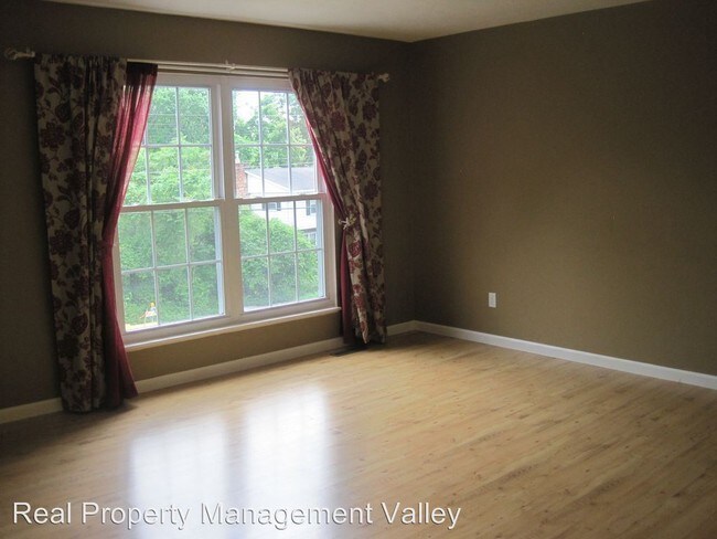 Foto del edificio - 245 Oakwood Rd