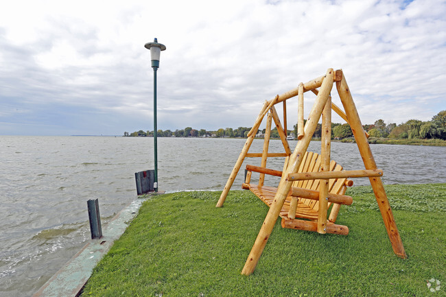 Picnic Area - Harbor Club Apartments and Yacht Club