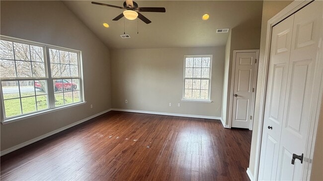 Foto del edificio - 77 Ingleborough Dr