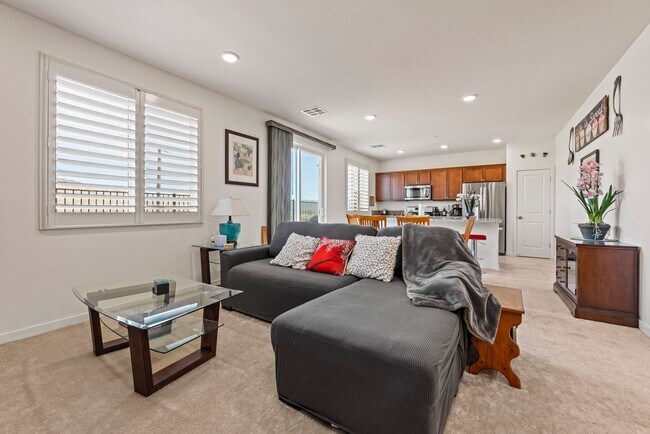 Building Photo - Fully Furnished Modern Townhome with Flexible Leases and All Utilities Included