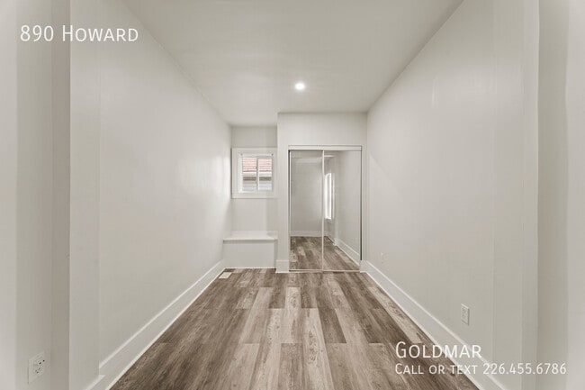 Photo du bâtiment - Bright Upper Unit in Central Location