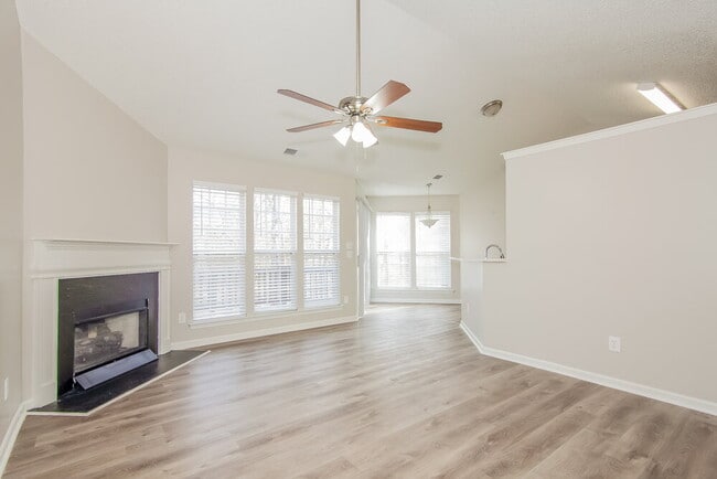 Foto del edificio - 105 Silverleaf Ct