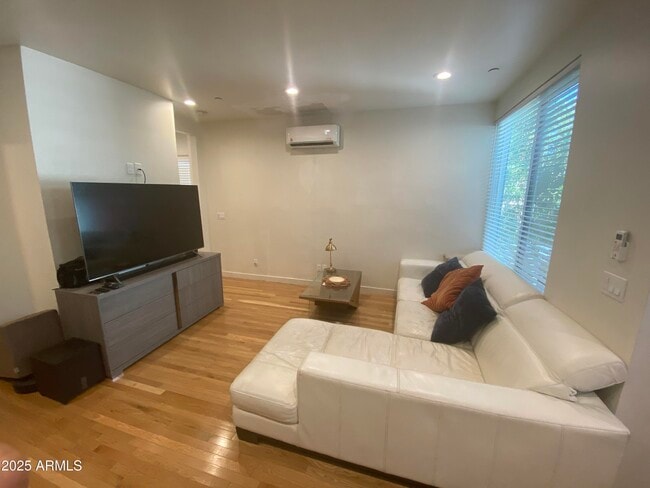 Foto del edificio - 528 W Culver St