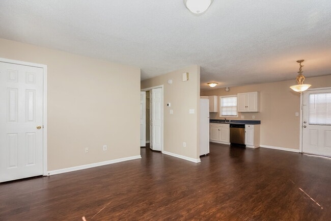 Building Photo - 103 Doree Ln