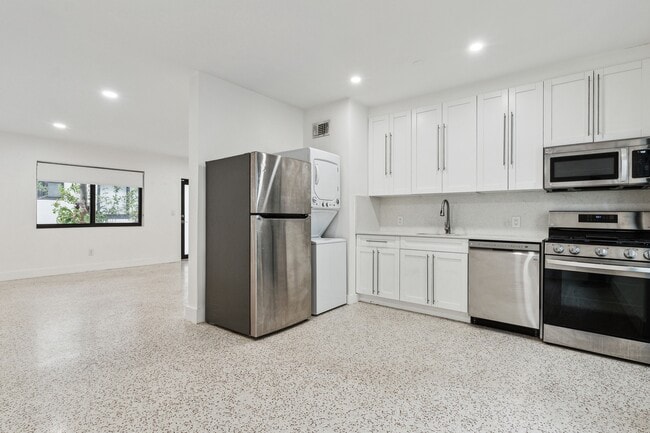 Building Photo - 8020 Crespi Blvd