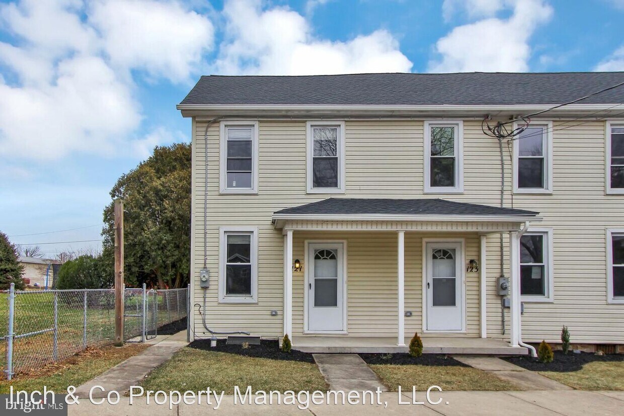 Primary Photo - 3 br, 1 bath House - 121 S York St