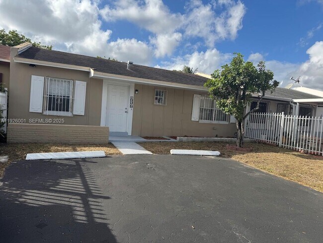 Foto del edificio - 19378 NW 29th Pl