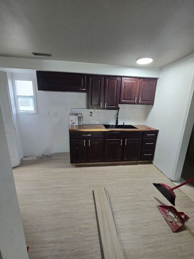 Primary Photo - 3 bedroom 2 bathroom single family home | ...