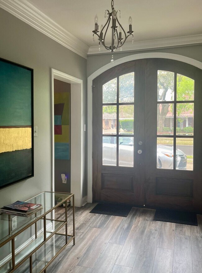 Building Photo - MOVE IN SPECIAL 1/2 MONTH RENT FREE! Beaut...