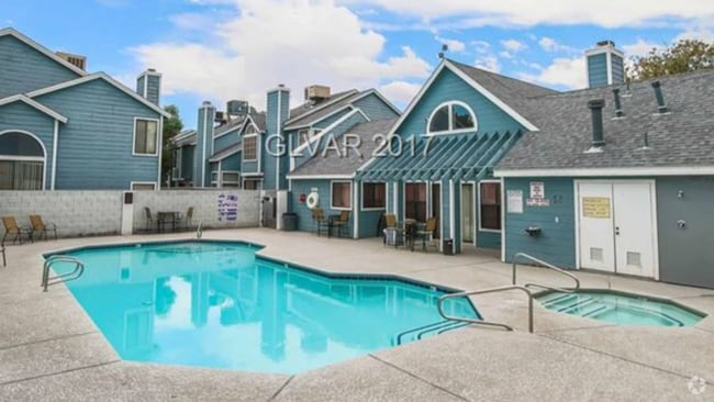 Community pool/clubhouse/showers/jacuzi - 5033 Vivaldi Dr