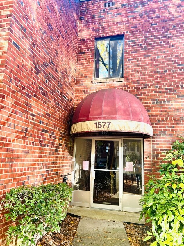 Foto principal - 1577 N Colonial Terrace