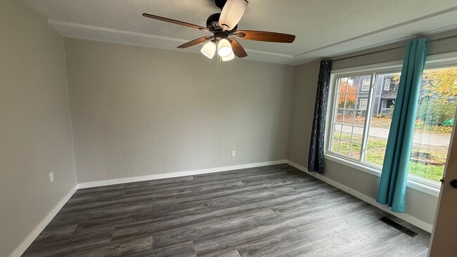 Building Photo - Spacious 3 bed 1 bath, big yard, pets ok, see walkthrough video