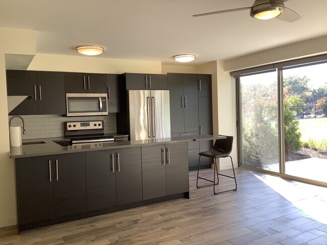 Building Photo - 12520 Edgewater Dr