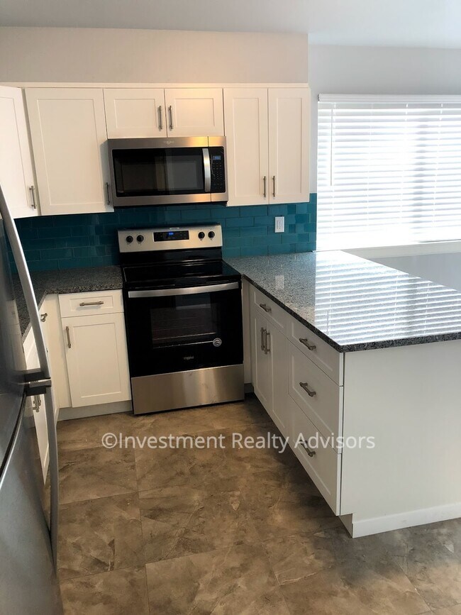 Foto del edificio - Completely Renovated Duplex with Garage!