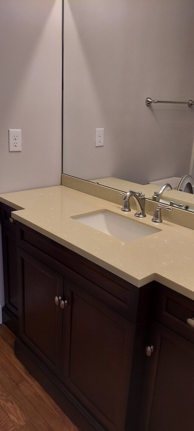 Baño principal - 907 Cherry Ln