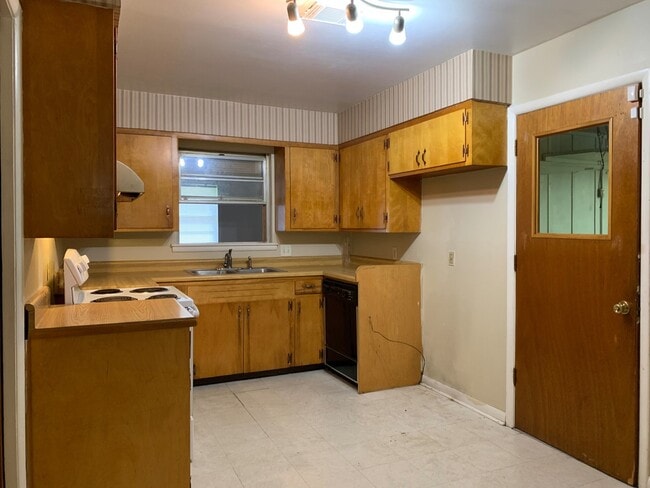 Building Photo - 4511 Greenway Dr