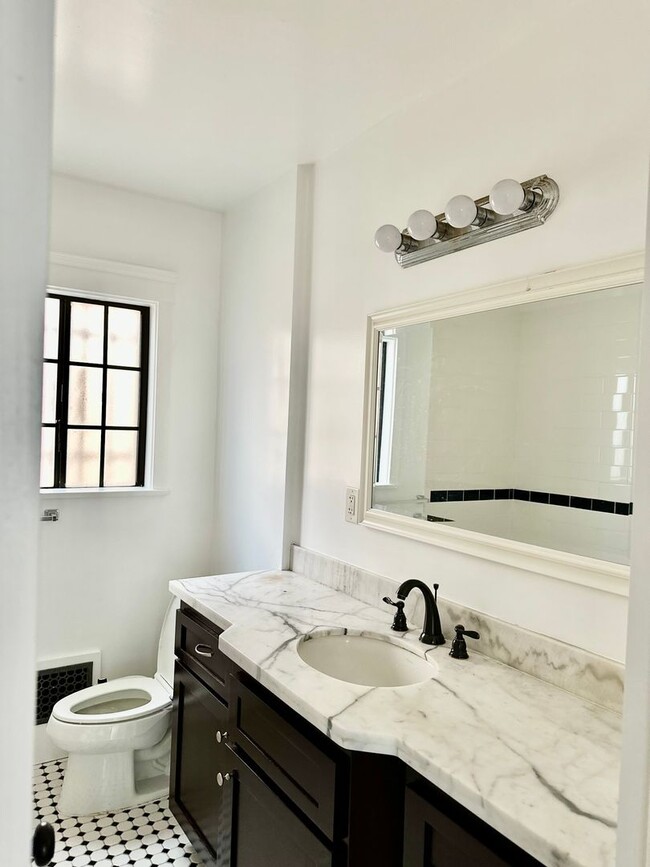 Building Photo - Completely remodel 1 bedroom apartment in ...