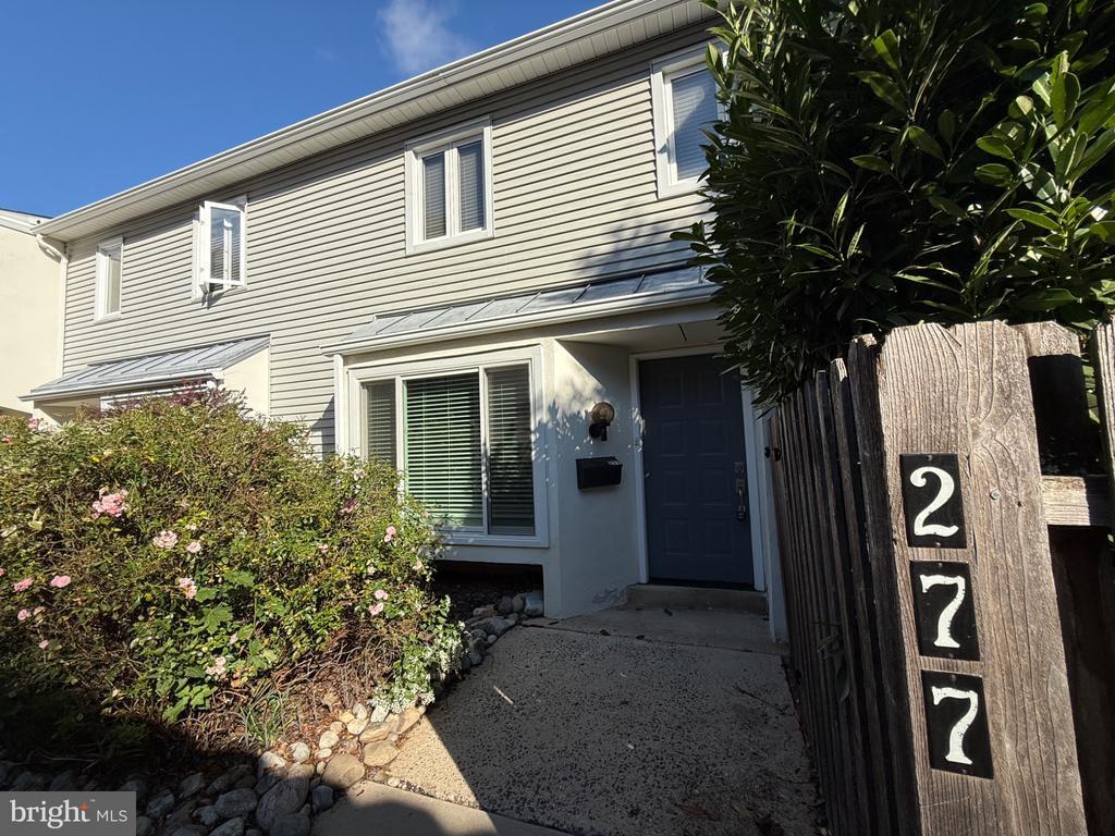 Primary Photo - 277 W Chelsea Cir