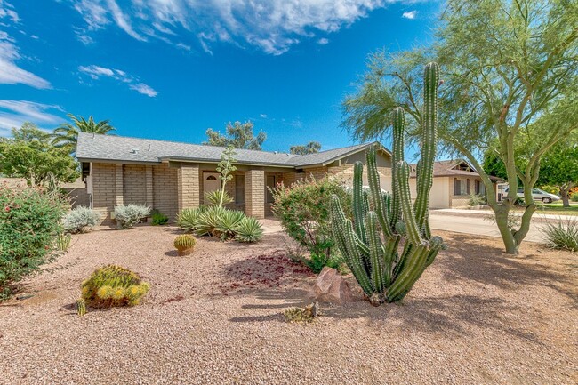 Building Photo - 3 BEDROOM, 2 BATHROOM TEMPE HOME WITH 2 CA...