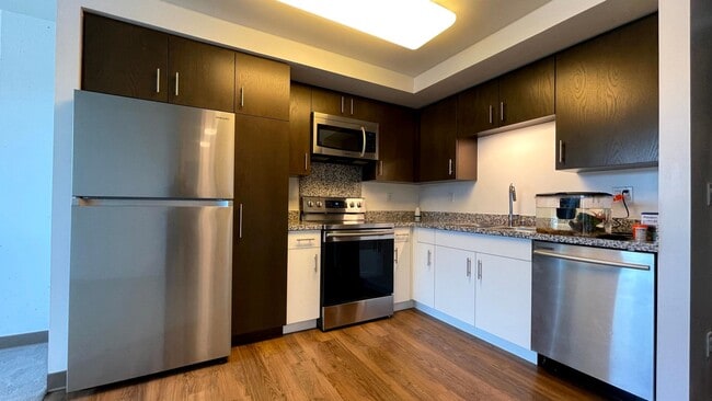 Foto del edificio - Partially Furnished.   Unbeatable location...