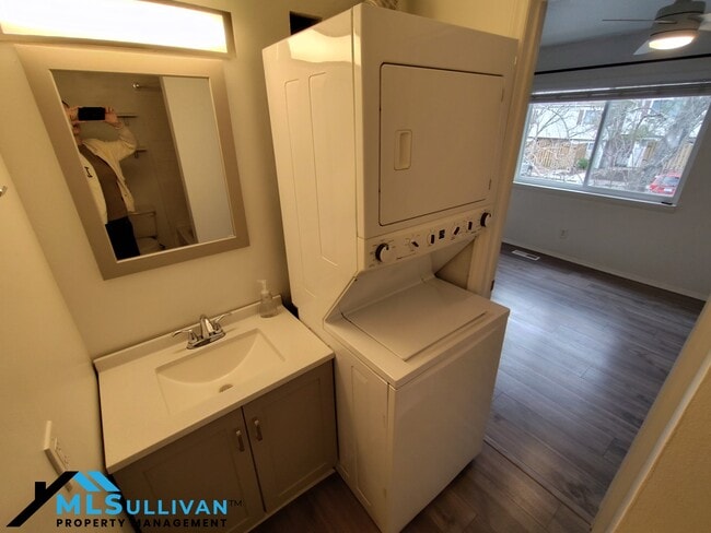 Building Photo - 220 Elizabeth St