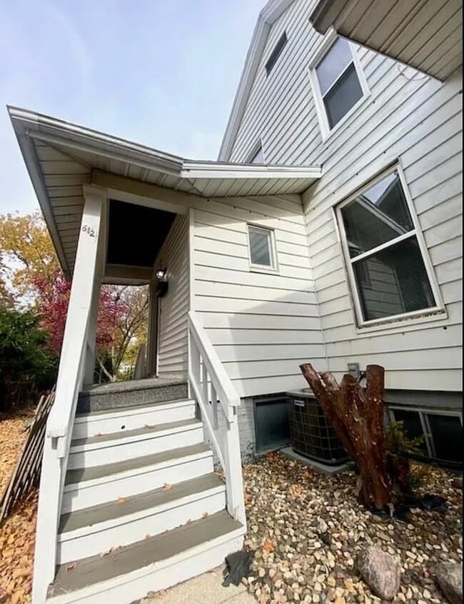 Building Photo - 612 1/2 E Chestnut St