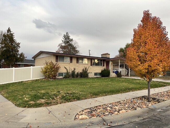 Foto del edificio - 4437 Driftwood Dr