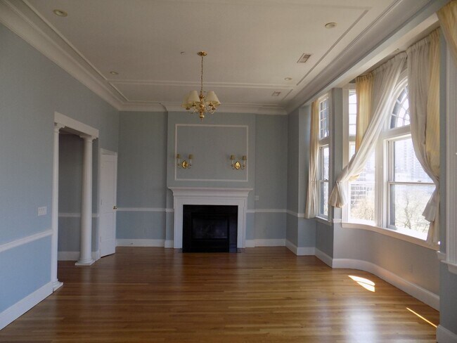 Building Photo - 3 Bedroom