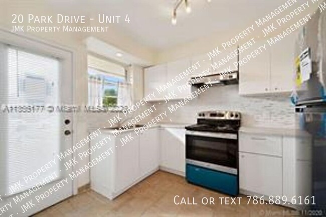 Building Photo - Recently Updated 1-Bedroom Condo in a Gate...