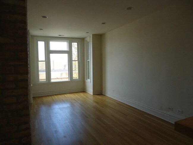 Foto del edificio - 2545 W Homer St
