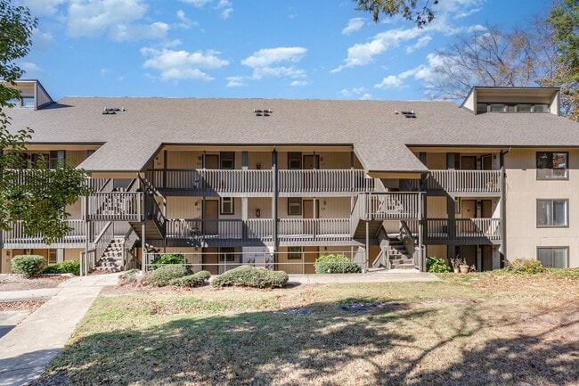 Building Photo - Studio Living in One of Raleigh’s Most Convenient Areas