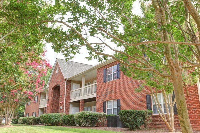 Vista exterior de Brookefield Apartment Homes en Raleigh, NC - Brookefield Apartments